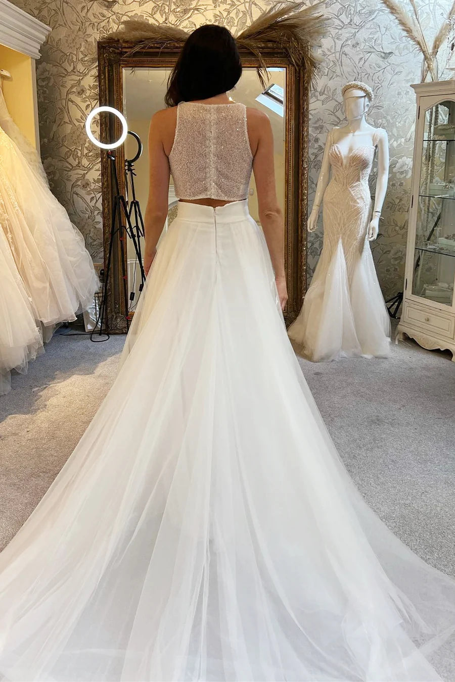 Robe de mariée longue trapèze deux pièces ornée de perles et de tulle